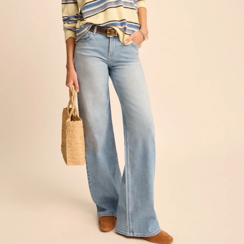 James Jeans Ultra Flare Leg Style in Light Blue Wash. EUC